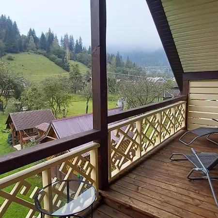 в садибі черемош Ferienhaus Krivorovnya