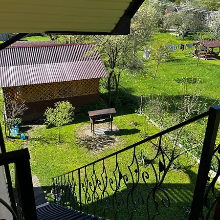 в садибі черемош Holiday home Krivorovnya